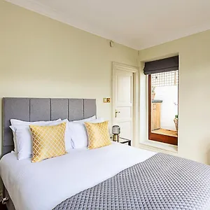 Lovely Stylish Two-bedroom Kensington * London