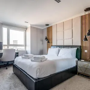 Canary Wharf Retreat With Free Secure Parking *