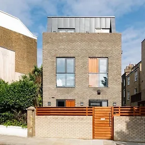 4bedroom, 3bath Retreat With Extra Toilet & Private Garden Oasis Apartment