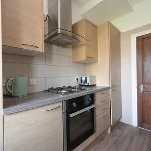 4 Bedroom House 7 Beds 4 Minutes Walk To Abbeywood Station Apartment *