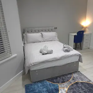 Family Friendly Fully Refurbished 3 Bedroom, 3 Bathroom In