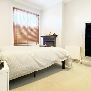 - Fulham Hideaway Homestay *