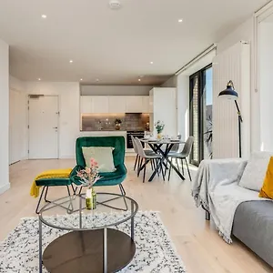 Luxury Docklands 2 Bedroom Apartment