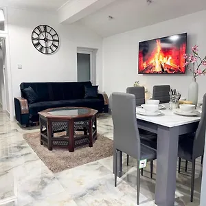 North Spacious 7- Bedroom House * London