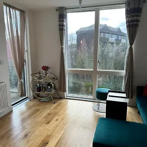 25 Minutes To Of London Apartment
