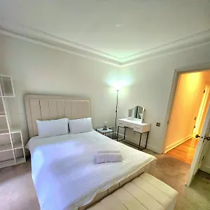 One Bedroom Flat With Private Terrace In Queen's Gate Apartment *