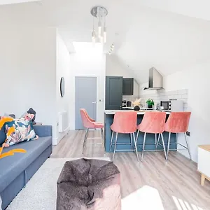 Gorgeous 1-bedroom Acton Flat With Two Balconies At Acton, Sleeps 4 Apartment London