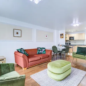 Newly Furnished Stunning 2 Bedroom Flat