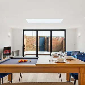 Deluxe 5 Bed House In London - Pool Table