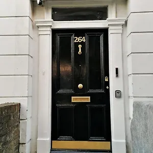 Holiday home 5 Bedrooms House In King's Cross