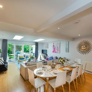 Holiday home Great Large 4bed House Near Tube Sleeps 7 -perfect For London