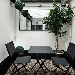 Stunning Newly Refurbished With A Private Courtyard To Enjoy! * London