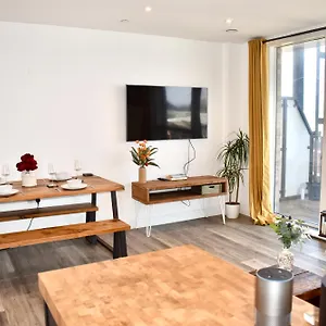 Balcony High End 2-bed Flat In Camberwell For 6 * London