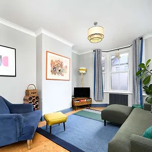 Charming & Modern House In London