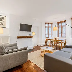 Apartment Lovely 3br Flat W Parking, 10min Homerton Station London
