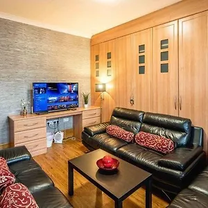 Huge 6 Beds House In Zone 2 London-mobilerateoffers-families-leisure-parking-wifi-pooltable-netflix-sleeps15! * London
