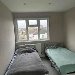 House Kt5 9lw, 119 Beresford Avenue Surbiton, Kingston Homestay
