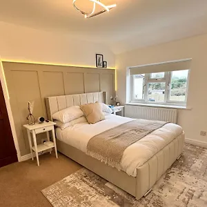 Cosy 4 Bedroom House With Secure Parking Holiday home *