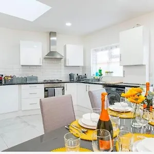Contractor Haven, 6 Bed House, Sleeps 14 Parking X 2 Wifi Smart Tv Location