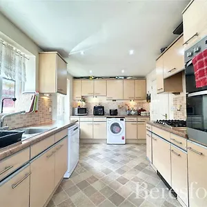 1 Luxury & Stylish Flat *