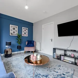 Lovely 4 Bedroom With Outdoor Space