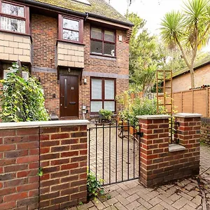Apartment Cosy 1-bed Flat Near *