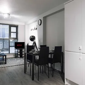 Stylish 2-bed In Stratford London