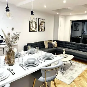 Prime Location 4-bed In Croydon With Parking Holiday home Coulsdon