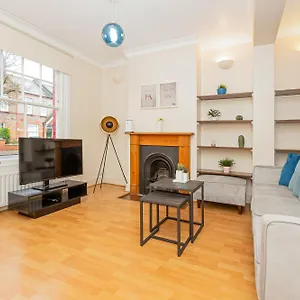 Apartment 2br Flat With Garden, 5min To Wood Tube