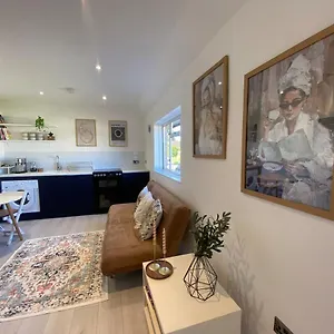 Luxury Entire Flat In New Addington * Croydon