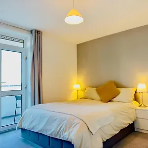 Prime Location By Eye - Direct View - Entire Flat For 3 Adults & 1 Child Apartment London