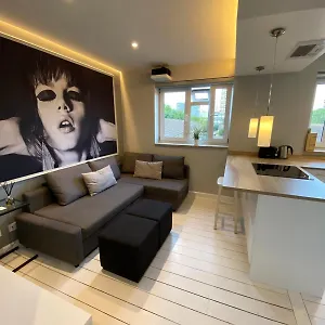 Newly Renovated - 70m2 Modern & Cosy - Balcony Apartment *
