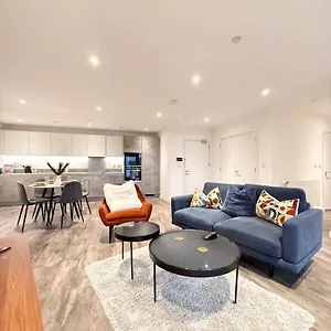 Skyline View - Lights & Skyline Heights Apartment