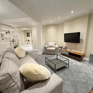 Spacious Penthouse Near Baker St * London