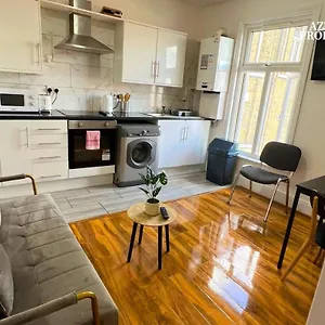 Two Bed Flat - 6 Minutes To Canning Town Station Apartment