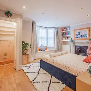 Stylish 2-bed Flat Near Hammersmith & Holland Park * London