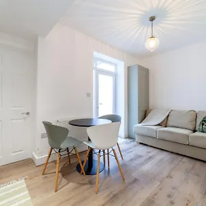 Renovated 2br Flat With Garden, Hammersmith * London