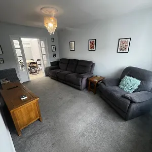 Spacious 3 Bed House, Garden And Parking Sleeps 5 *