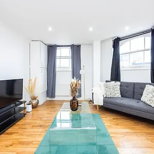 Holiday home Chic Steps From Liverpool Street