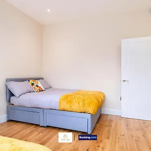 Spacious 6 Bedroom House By Trinity Short Lets & Serviced With Free Wifi & Parking