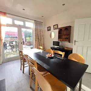 Homestay Lennox Gardens Nw10 *