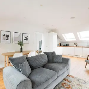 Contemporary 2 Bed Loft Honor Oak, Apartment