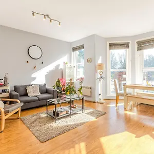 New Listing! 2br Flat With Patio In Clapham Common Apartment