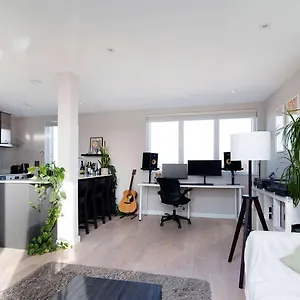Charming & Modern Flat With Balcony London