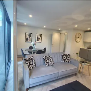 Grand Drive Apartment Raynes Park