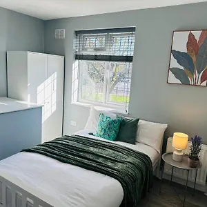 Holiday home 5 Ensuite Bedroom Near Heathrow & Business Hubs Ideal For Contractors! Northolt (Greater London)