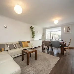 Spacious With Parking & Garden * Chessington