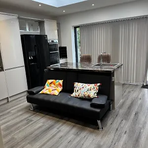 Big & Spacious 5 Bedroom House In London Holiday home