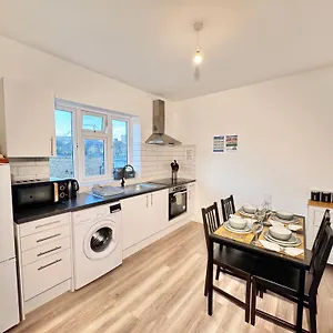 Convenient 2-bed 30min To London