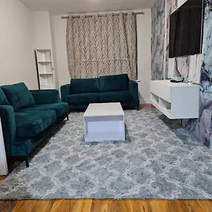 Three Bedroom House With A Park Apartment Dagenham
